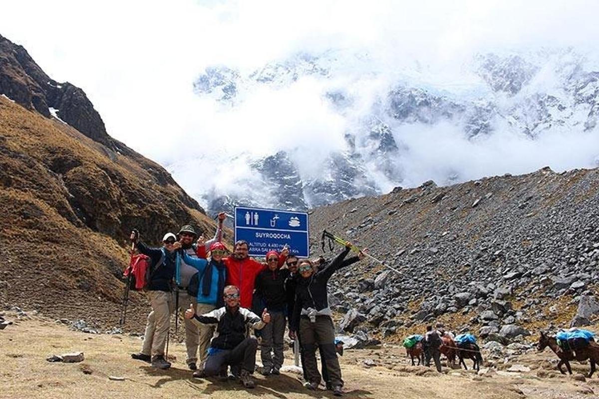 un gruppo di persone in posa per una foto su una montagna
