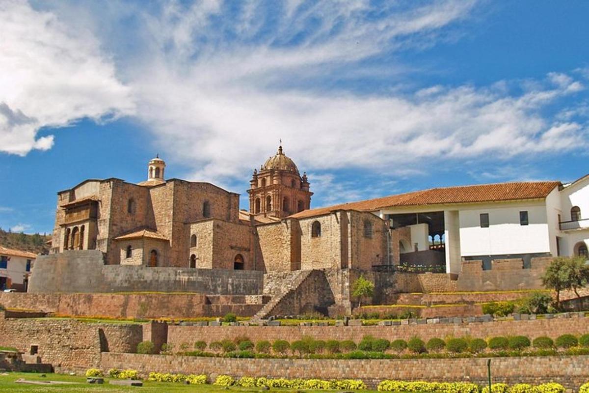 um grande edifício de pedra com uma catedral ao fundo