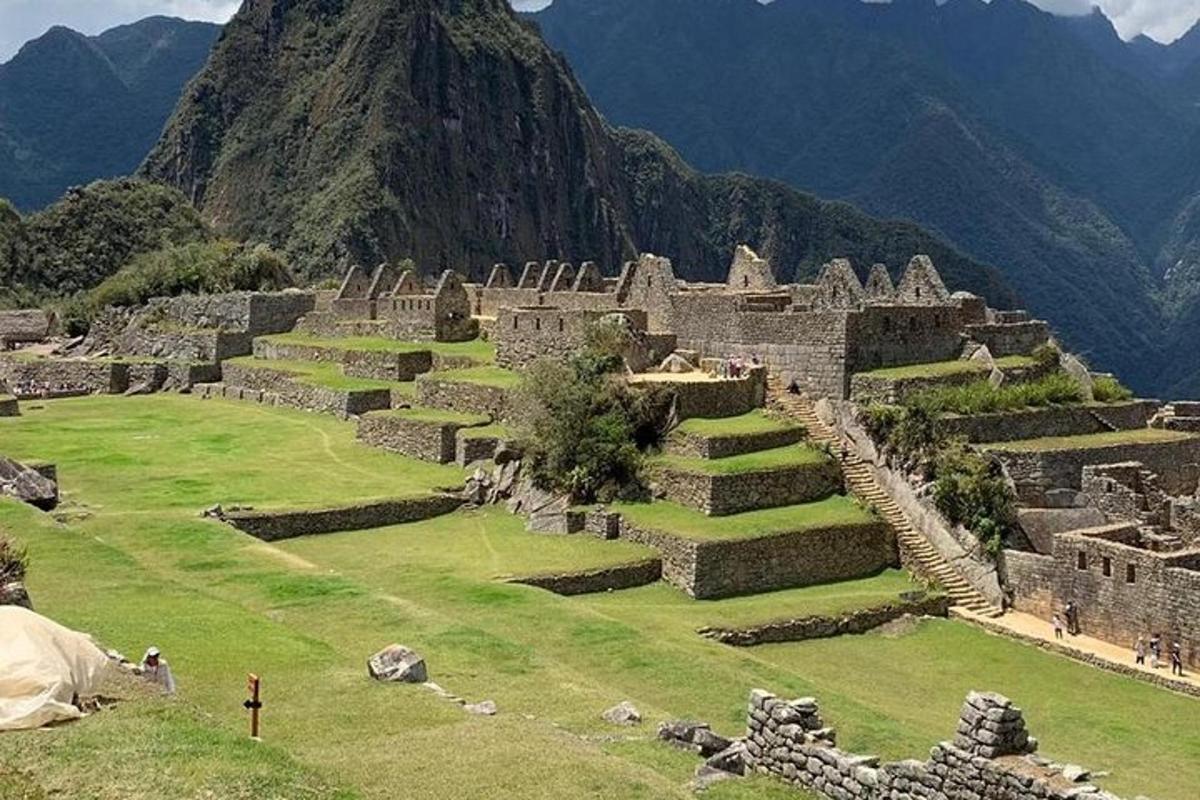 ruine antice cu un munte în fundal