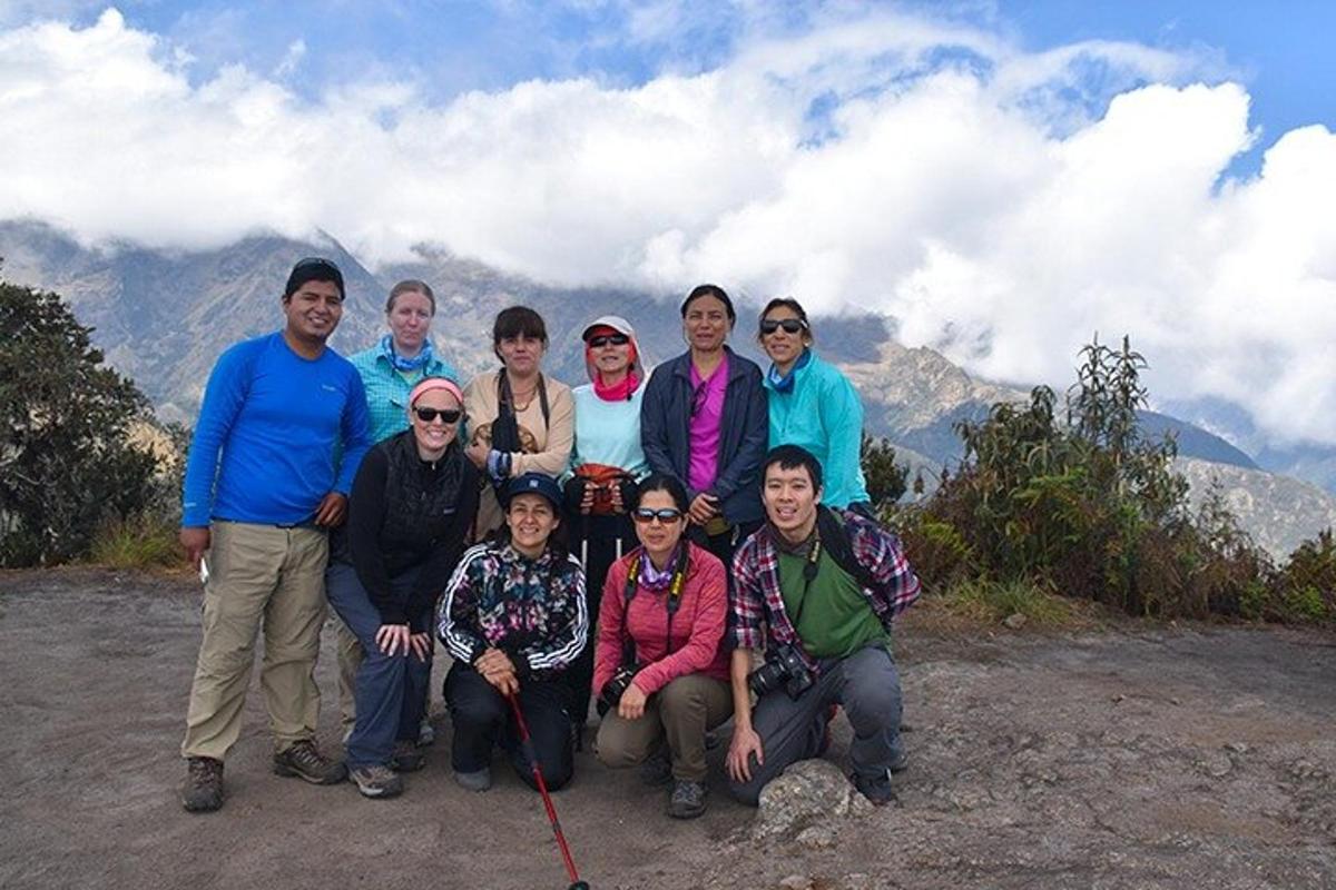sekelompok orang berpose untuk foto di gunung