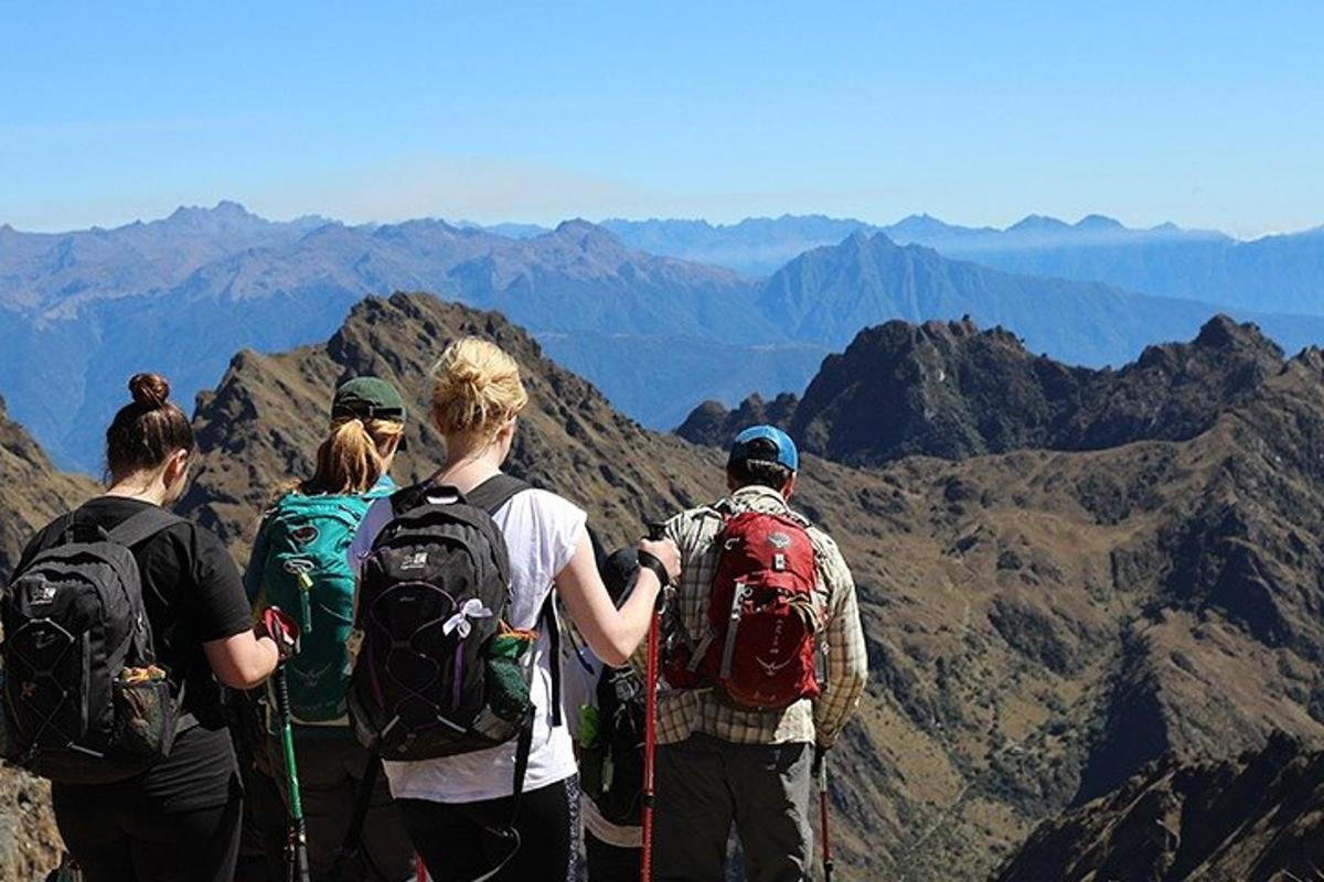 sekelompok orang yang berdiri di puncak gunung