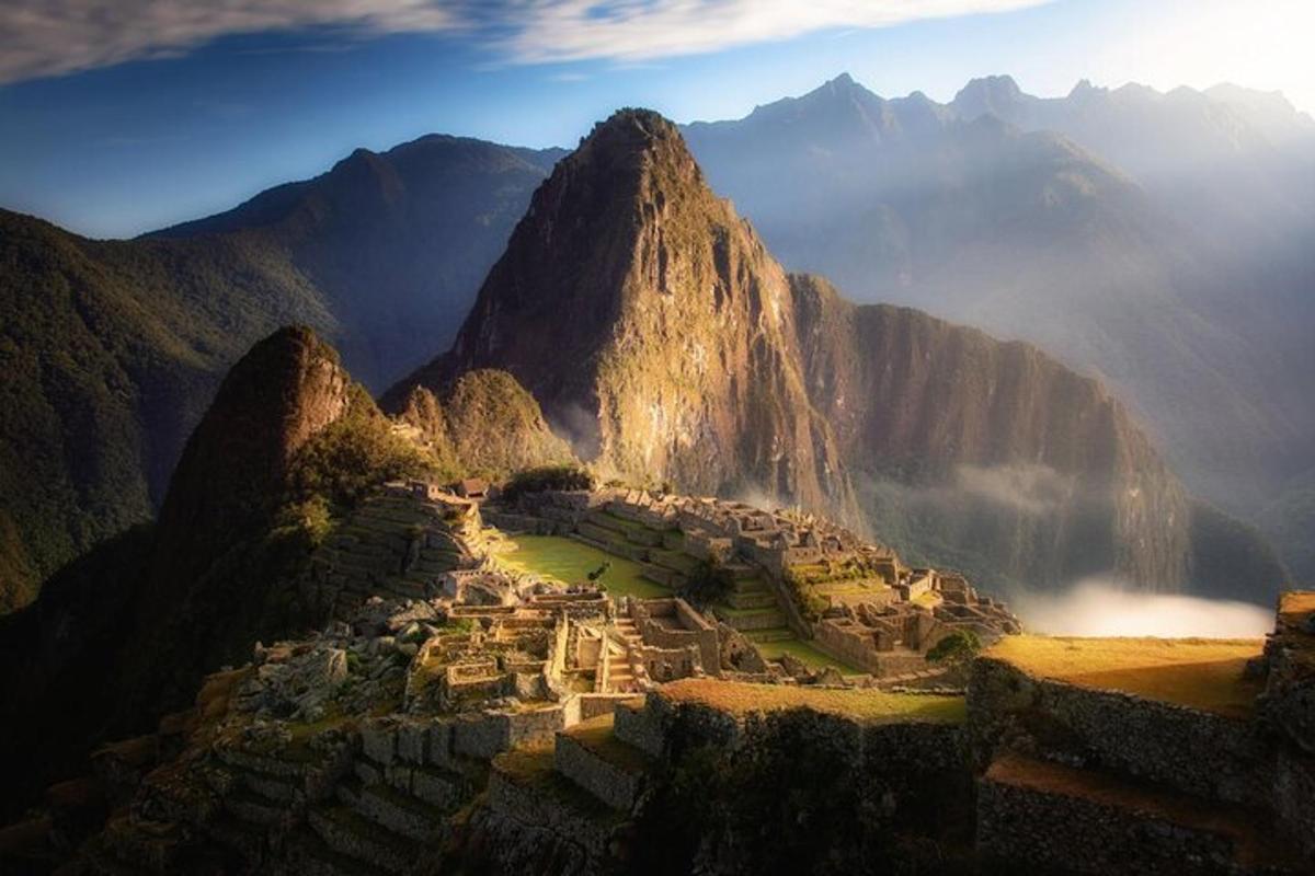 uma vista de uma cidade antiga nas montanhas