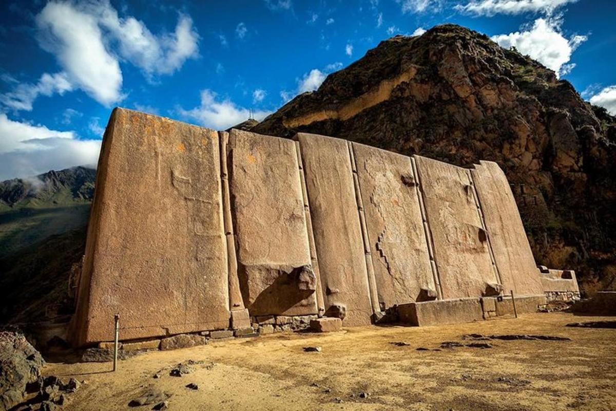 um grande muro de pedra em frente a uma montanha