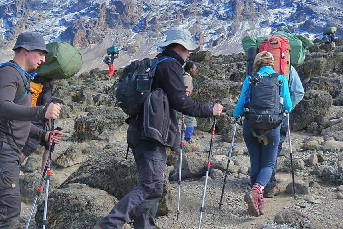 група людей з рюкзаками на горі