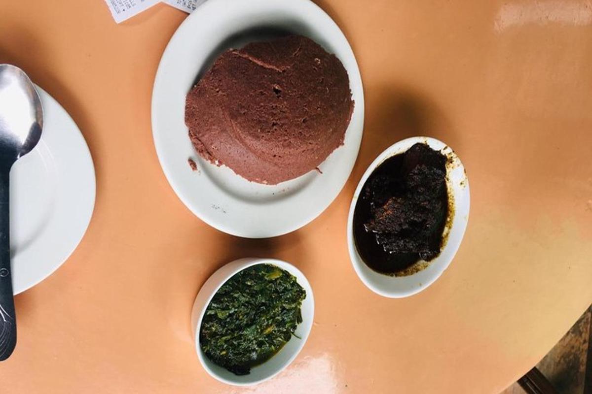 et bord med tre kakefat og en kopp kaffe