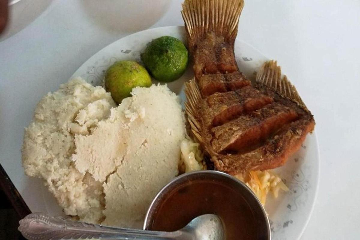 un piatto di cibo con carne, pane e lime