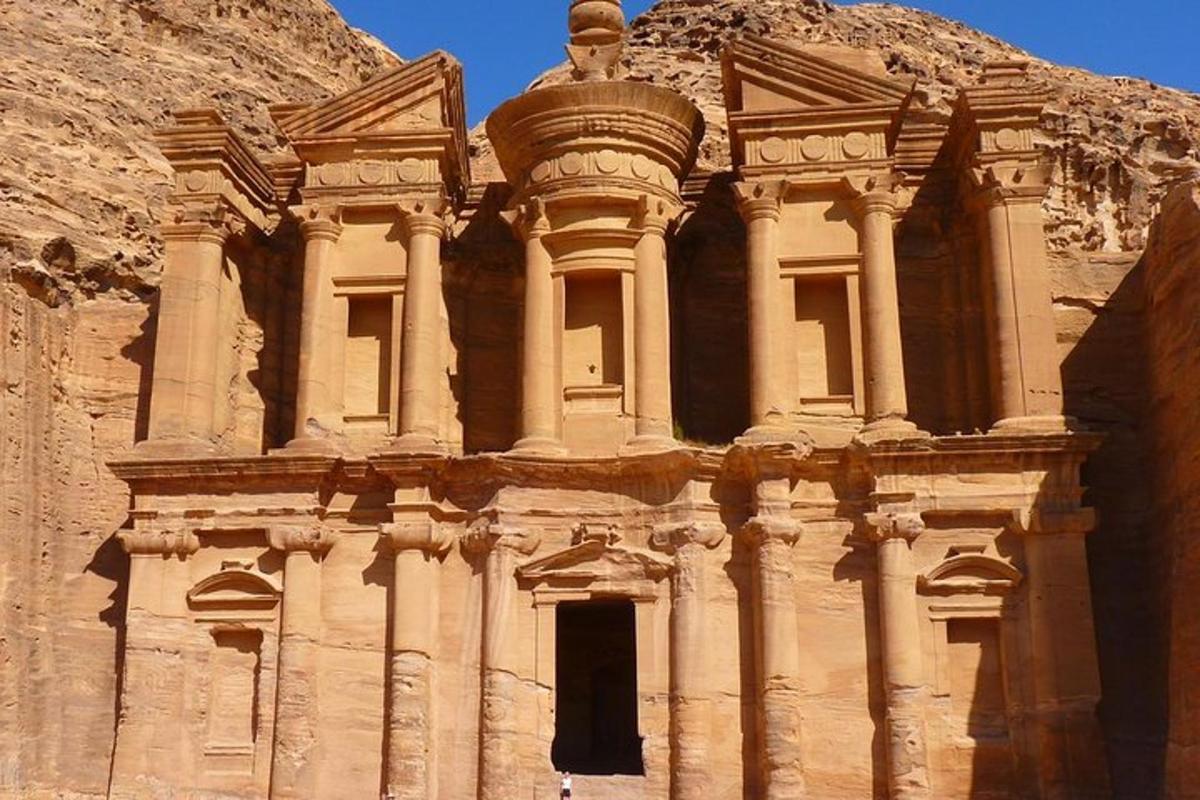 un edificio in mezzo al deserto