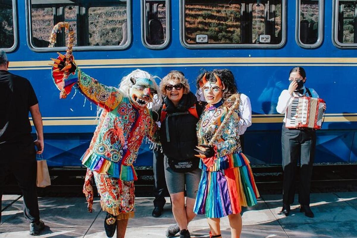 un groupe de personnes habillées en costumes debout devant un train