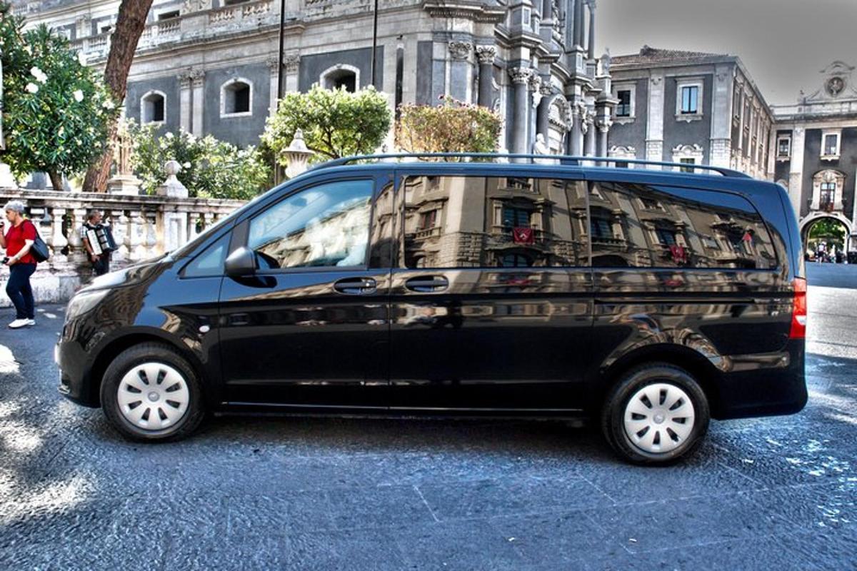 sebuah kereta hitam kecil diletakkan di jalan bandar