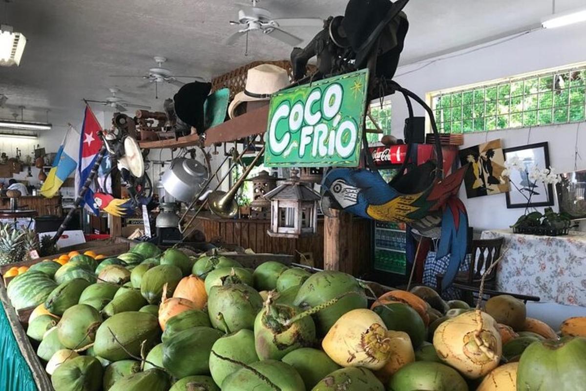 un'esposizione di frutta Coca-Cola in un negozio