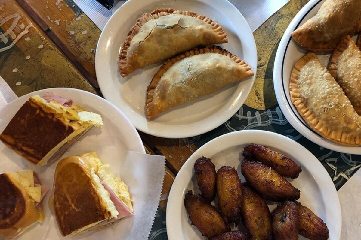 un tavolo sormontato da piatti di pasticcini e altri cibi