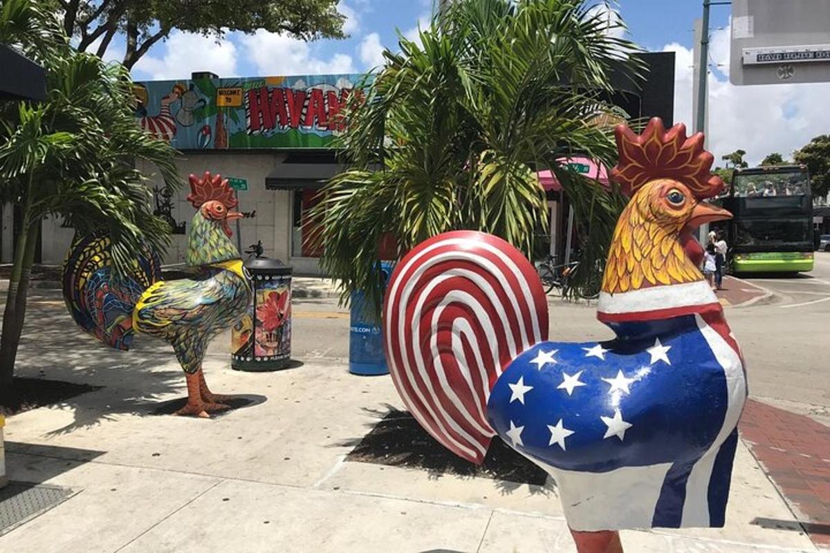 un gruppo di statue patriottiche di galli e galline su un marciapiede