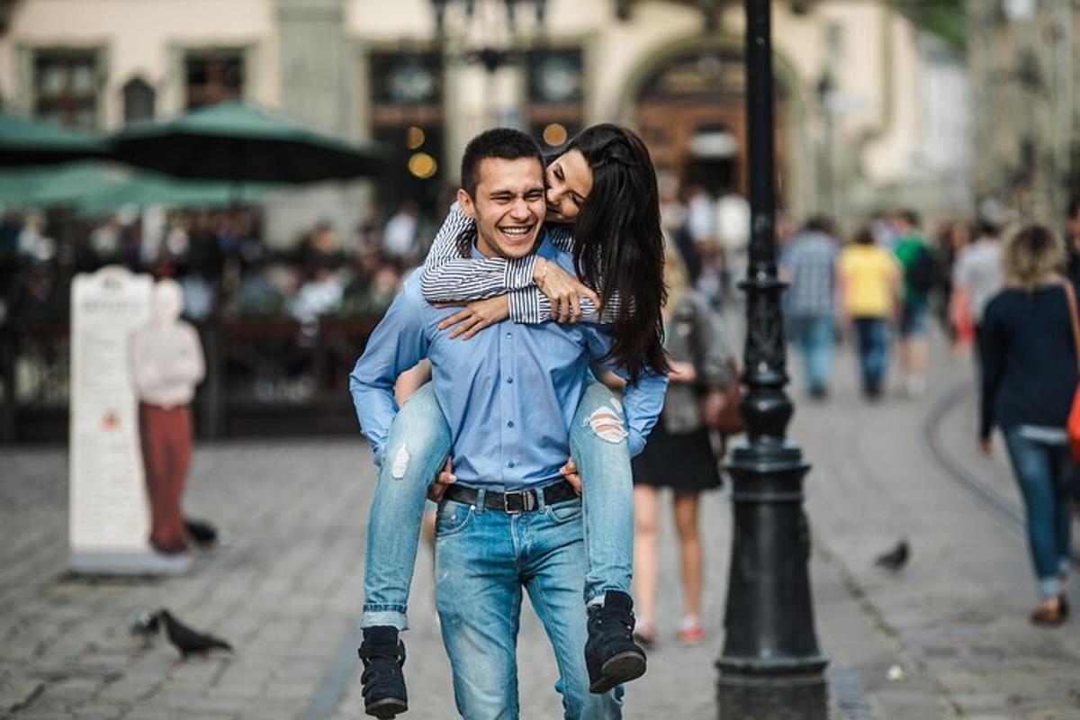 Un hombre y una mujer caminando por una calle