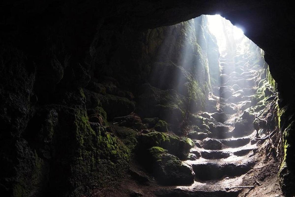 una grotta con il sole che splende attraverso una grotta