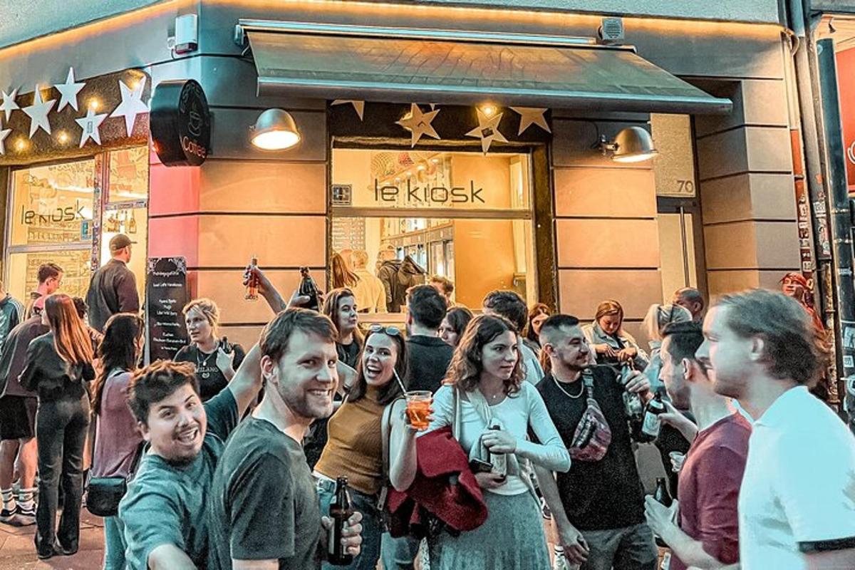 una multitud de persones que estan dretes fora d'una botiga