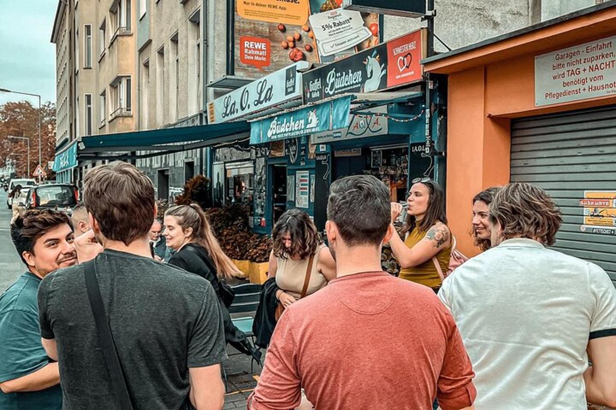 un grup de persones que estan dretes fora d'una botiga