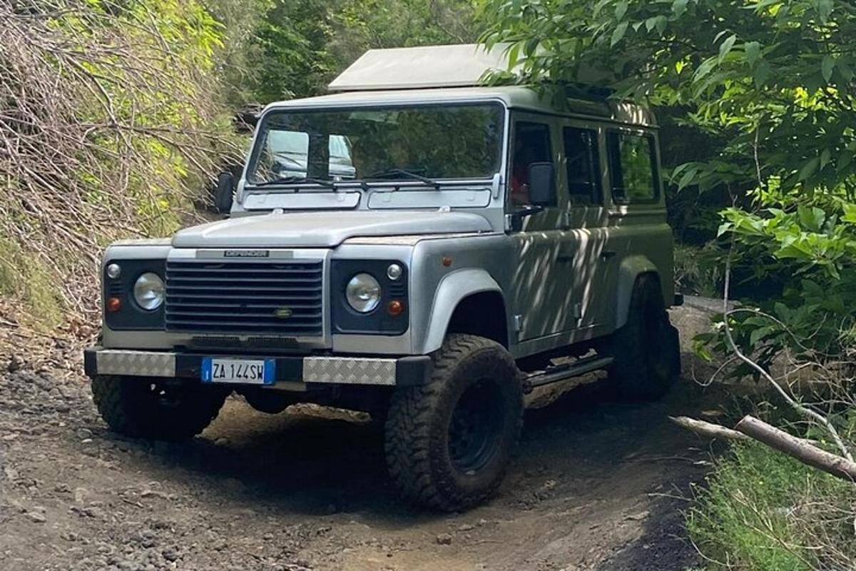 roheline džiip pargitud kruusateele