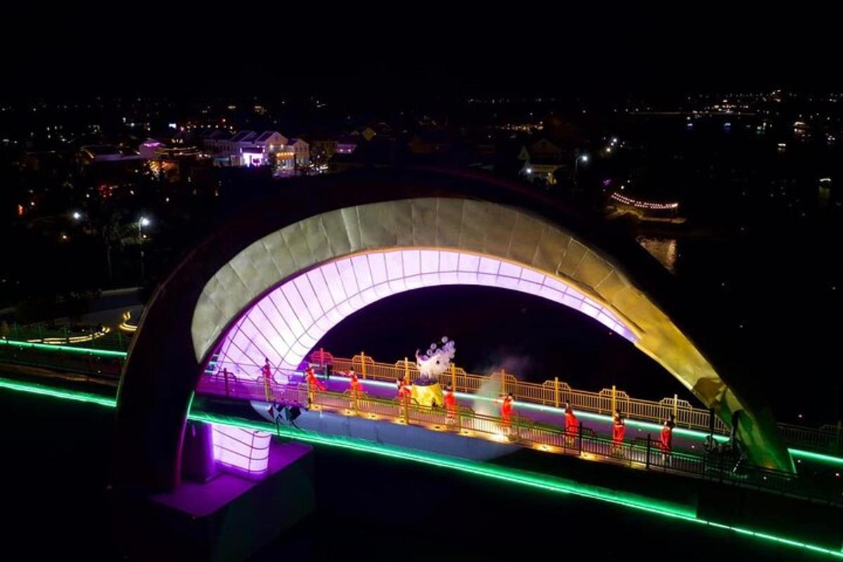 μια γέφυρα τη νύχτα με ένα τρένο πάνω της