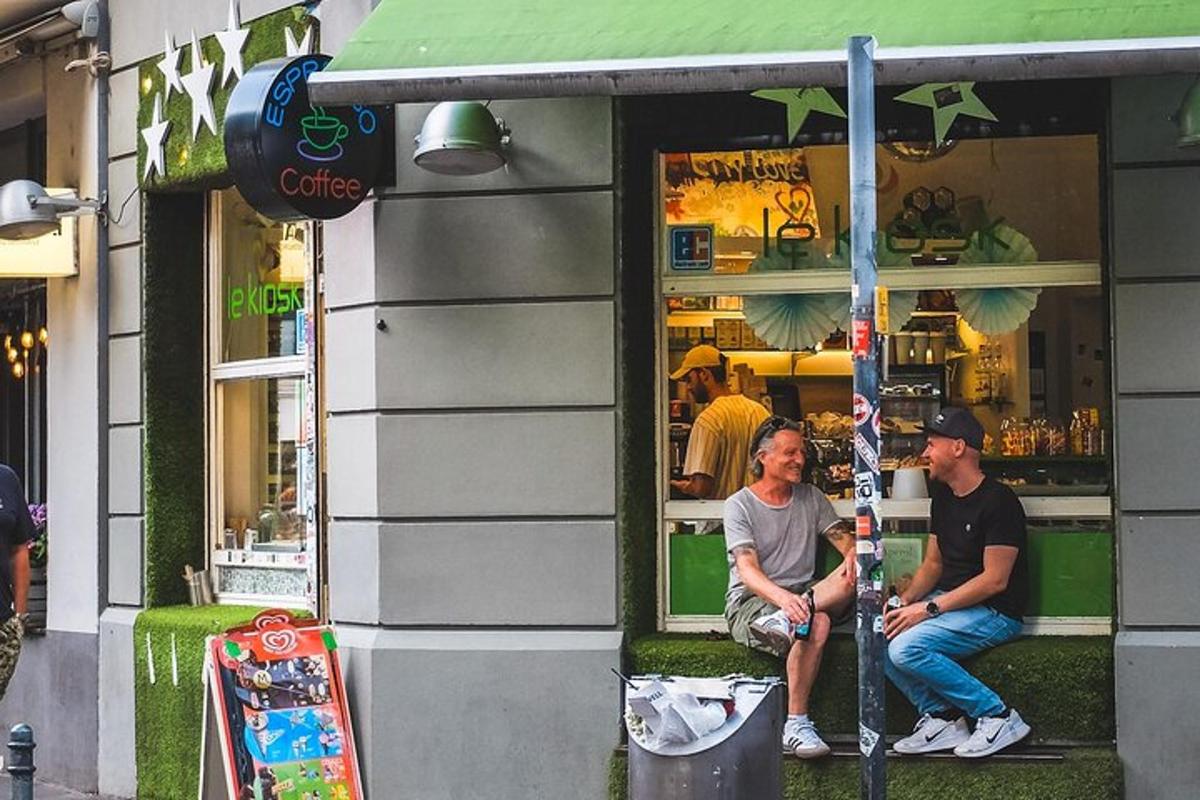skupina treh moških, ki sedijo pred trgovino