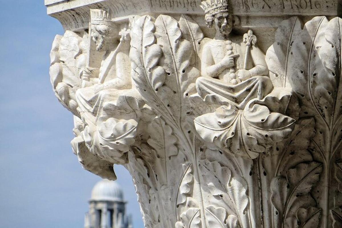 eine Statue einer Frau auf einem Gebäude