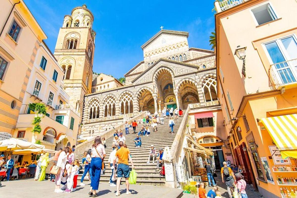 un gruppo di persone che camminano davanti a un edificio