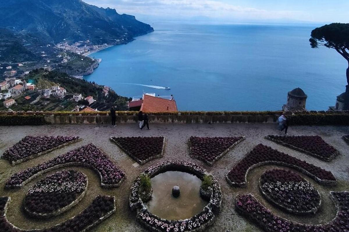 isang tanawin ng baybayin ng amalfi mula sa palasyo ng versailles