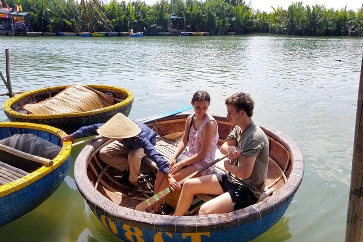 sekelompok orang yang duduk di perahu di atas air