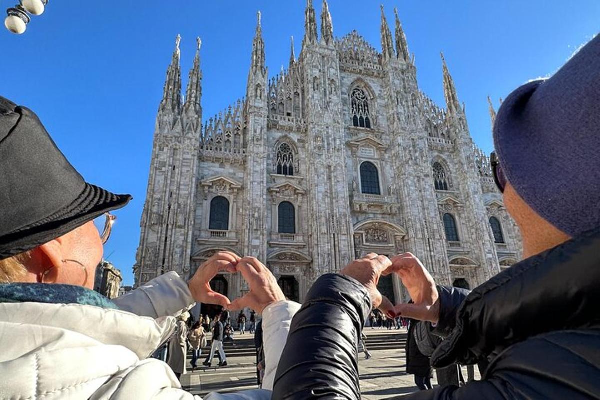 due persone che alzano le mani davanti a una cattedrale
