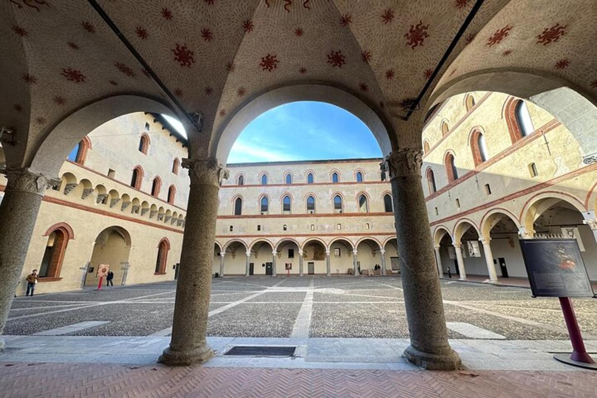 um grande edifício com colunas em um pátio