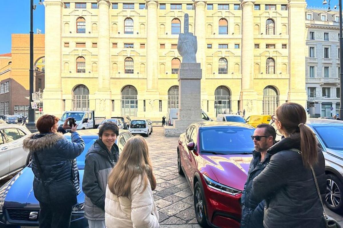 Un grupo de personas paradas frente a los autos.