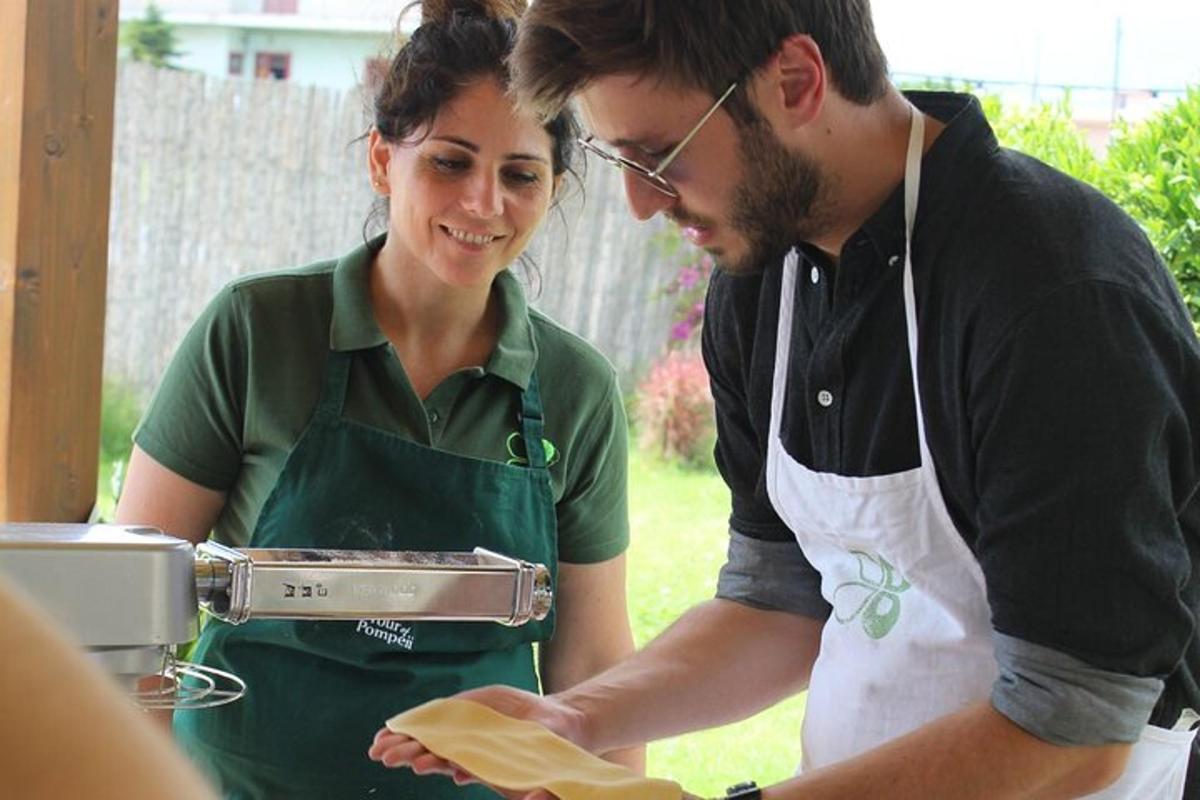 un uomo e una donna che preparano il cibo in cucina