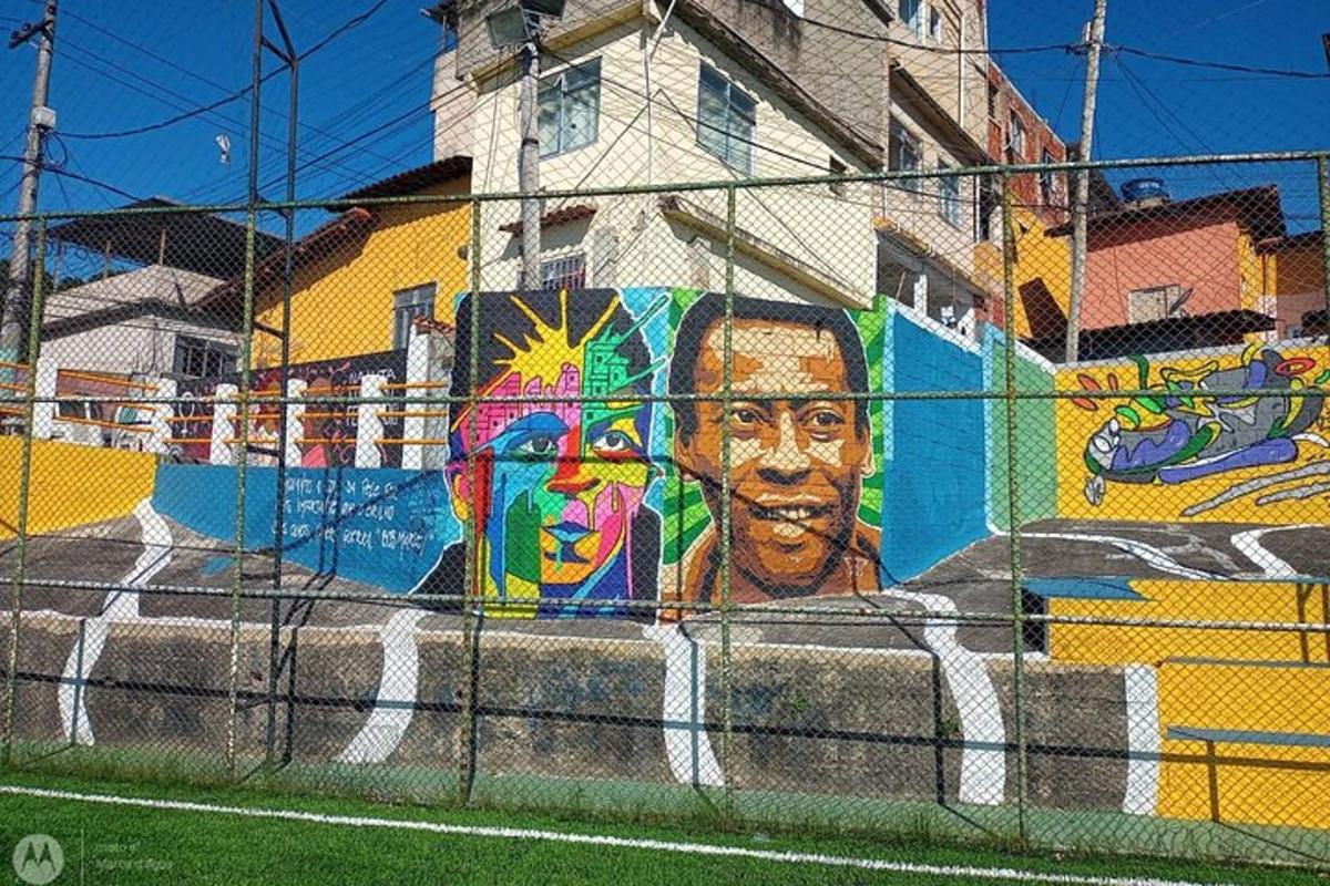 o pictură murală cu un bărbat pe marginea unui perete