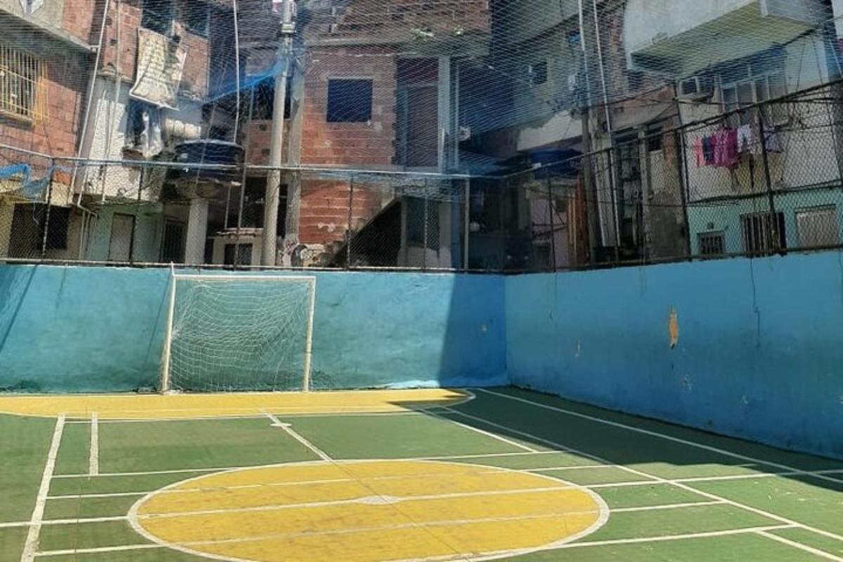 un campo da tennis vuoto in un edificio abbandonato