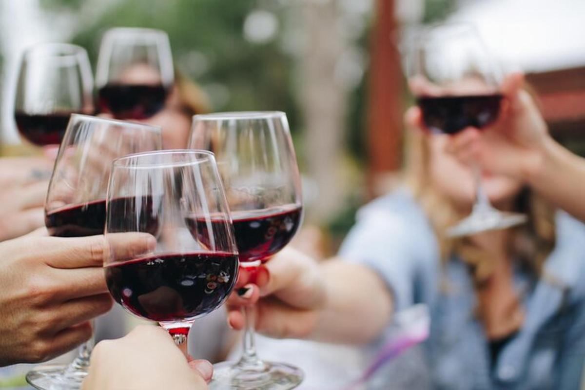 un gruppo di persone che sorreggono bicchieri di vino