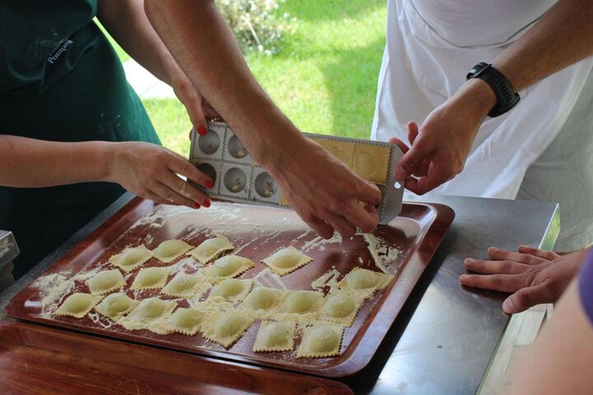 un gruppo di persone che preparano il cibo su un tavolo