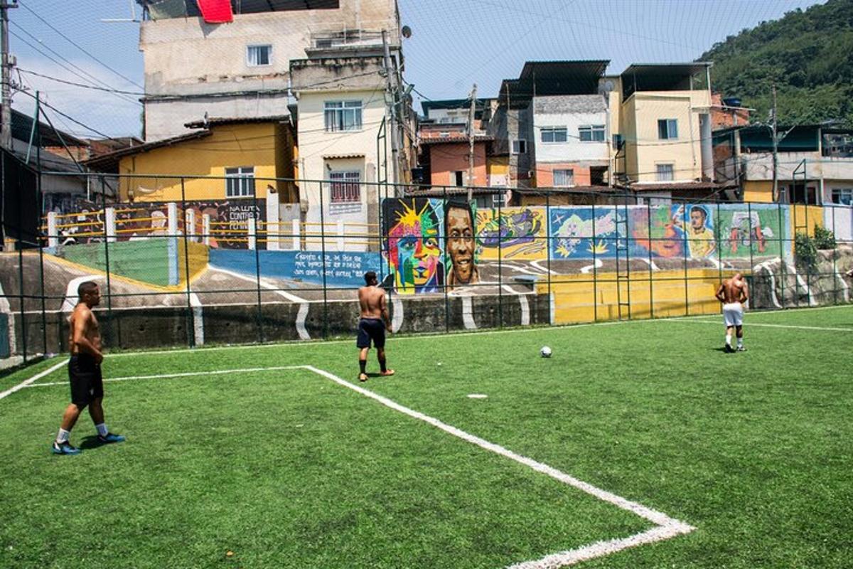 un gruppo di uomini che giocano a calcio su un campo