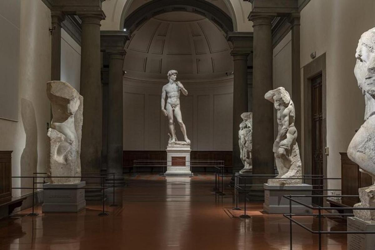 muzeum se sochami vystavenými v místnosti