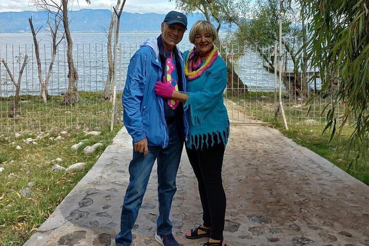seorang lelaki dan wanita berdiri di atas laluan berhampiran air