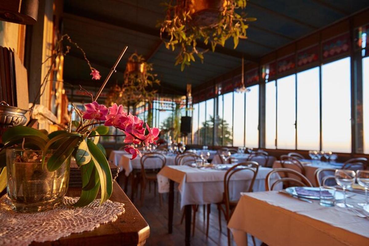 restoran laudade ja toolidega, millel on roosad lilled