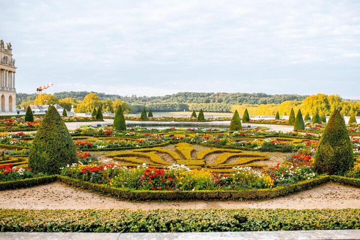 sebuah taman di hadapan istana versailles