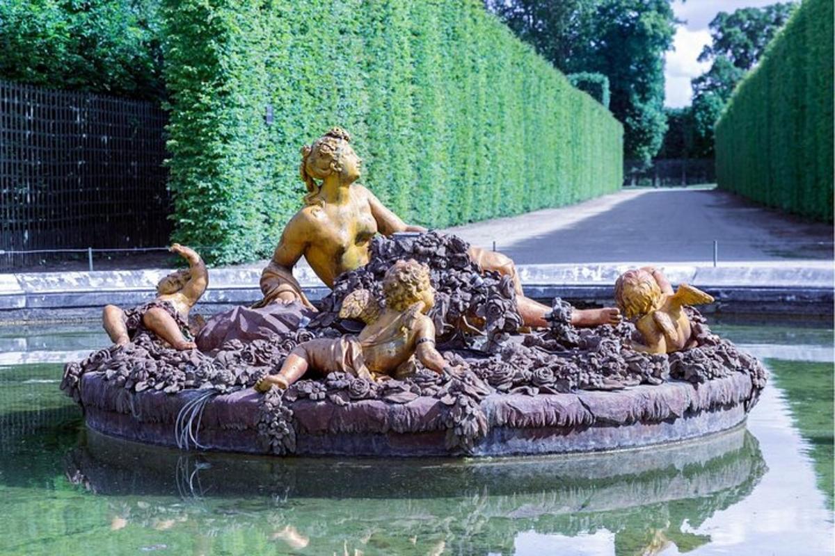 en statue av barn som leker i en fontene