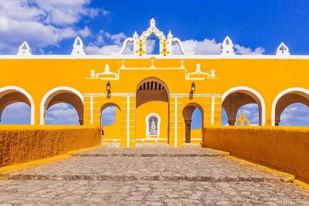 Un edificio amarillo con un cielo azul al fondo.