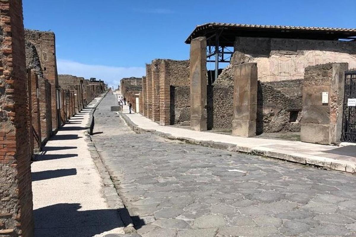 una strada vuota in un vecchio edificio
