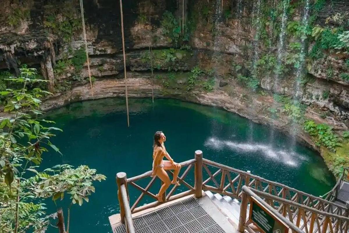 una mujer caminando sobre un puente sobre un charco de agua