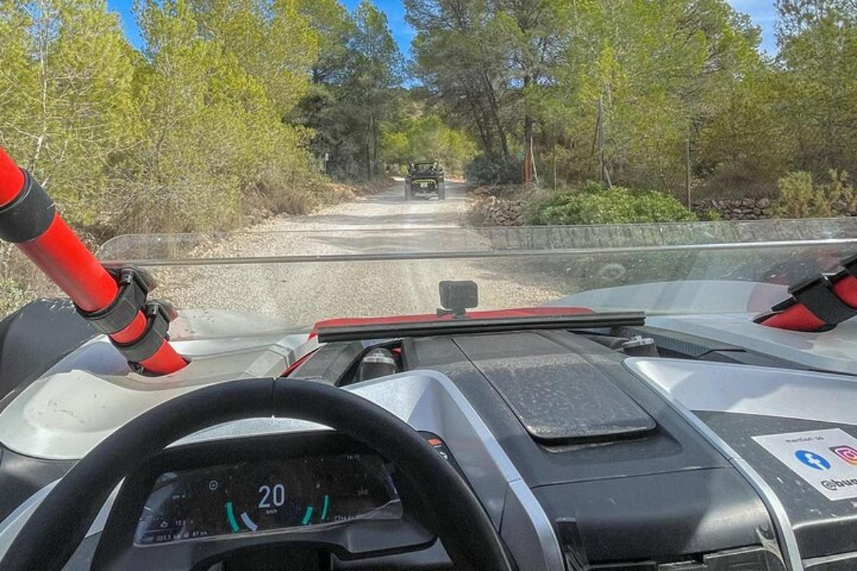 osoba řídící auto na nezpevněné cestě