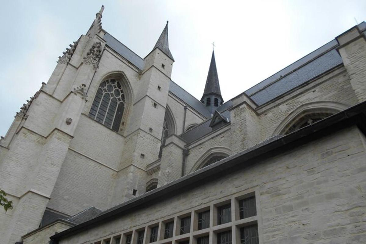una iglesia con un campanario en la parte superior de un edificio