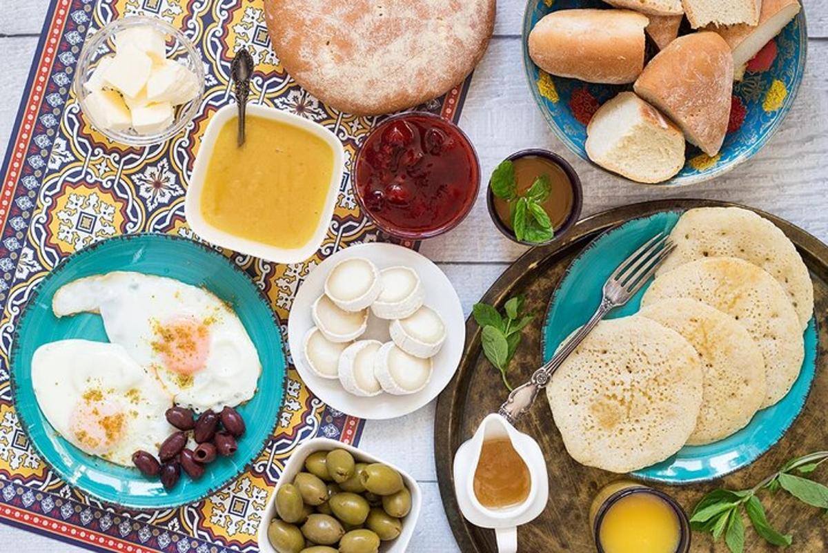 un tavolo con piatti di uova, pane e cibo