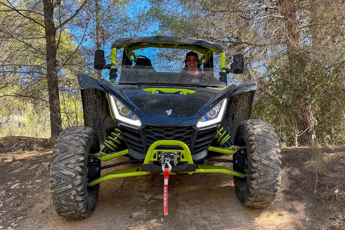 osoba v zadní části monster trucku