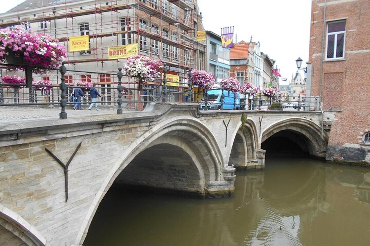 Un puente sobre un río en una ciudad con flores.
