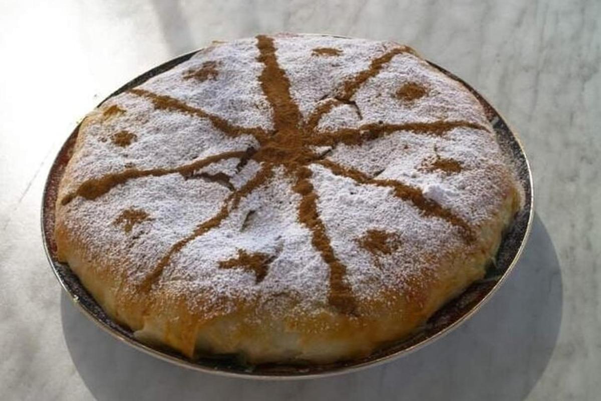 una torta appoggiata su un piatto su un tavolo